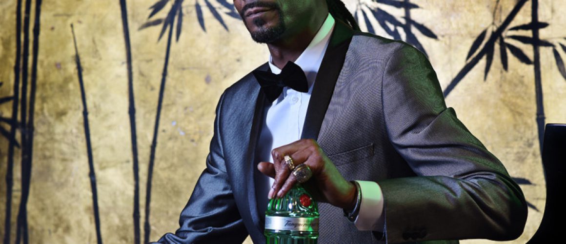 Snoop Doggが「ジン&ジュース」を飲みながらタンカレージンについて語る。
