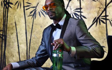 Snoop Doggが「ジン&ジュース」を飲みながらタンカレージンについて語る。