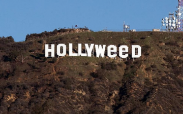 何者かが新年早々「HOLLYWOOD」のサインを「HOLLYWeeD」に変更。それに対するスヌープ・ドッグの反応