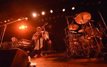 【ライブレポ】Thundercatのグルーヴ、超絶テク、シュール&キュート全ての頂点に立った笑顔のライブ【LIQUIDROOM】